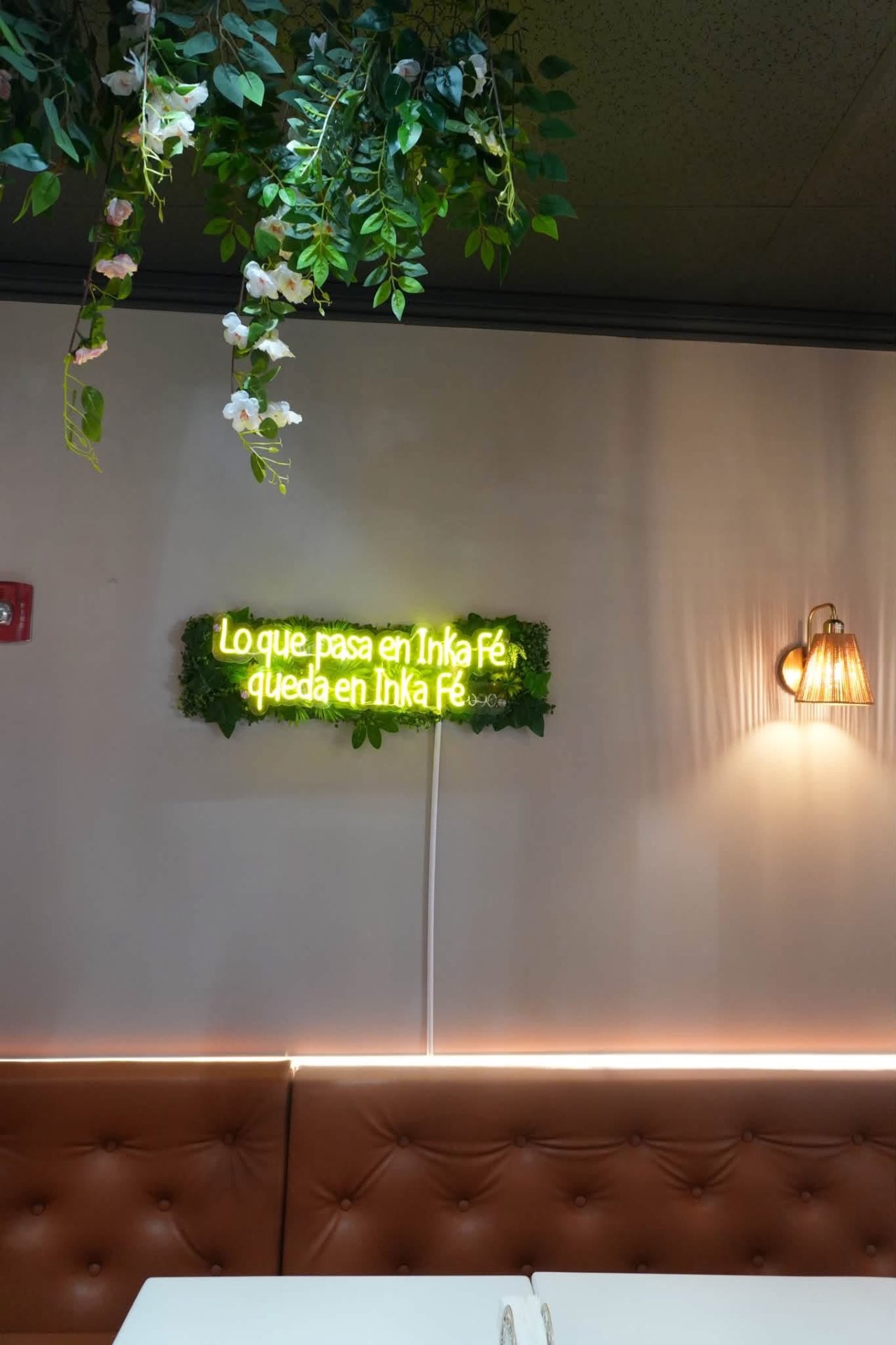 Lo que pasa en Inka Fé neon sign